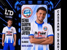 Darryn Isenia a yega futbòl Italiano