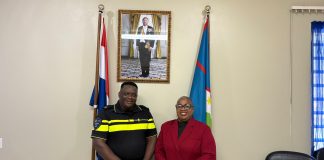 Ofisial di Polis di Komunidat Rexcarlos Courtar ta topa partnernan