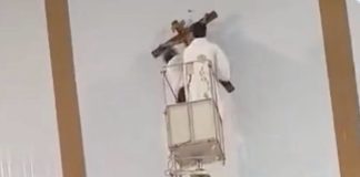 A bolbe pone krus den Misa kaminda Pastor a fayesé