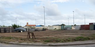 Un parti di e tereno pa stashoná outo na Stadion di Playa ta disponibel atrobe pa públiko